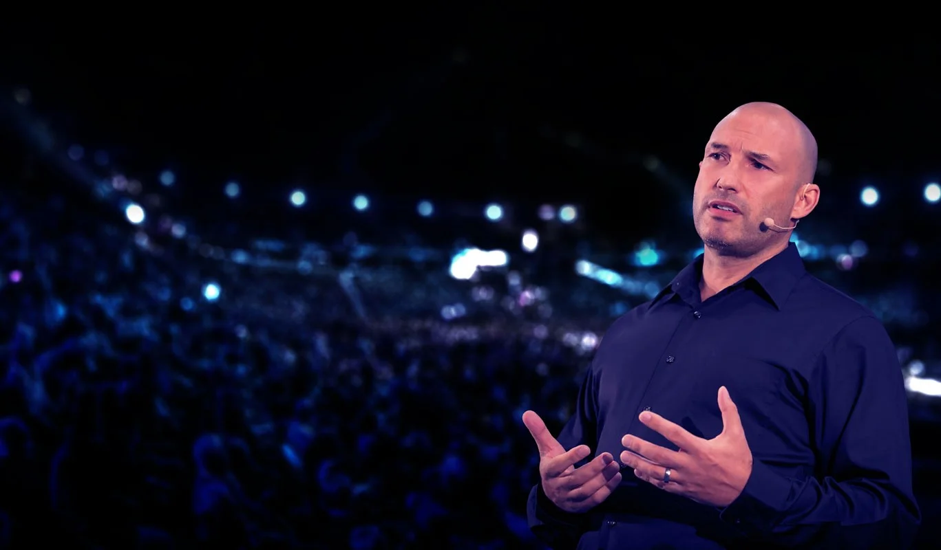 Pascal Bachmann, personal branding strategist, walking on stage